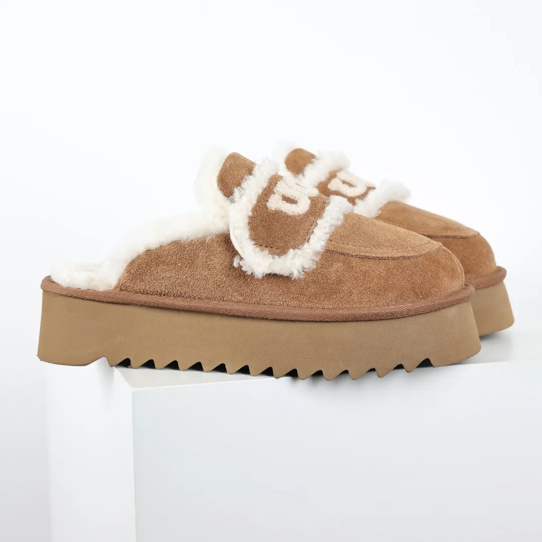 Pick up locally 💰580 Core recommended good price It is a very suitable choice for home furnishings. In the new year, uug launched a series of styles, which are partial to the preferences of young consumers and have also moved to the forefront of fashion trends. Shoe body material: water-repellent coated suede upper, 17 mm UGGPURE™ implantable wool insole, lightweight non-slip and comfortable rubber outsole, with brand LOGO and trademark, with full packaging Size: 35 36 37 38 39 40